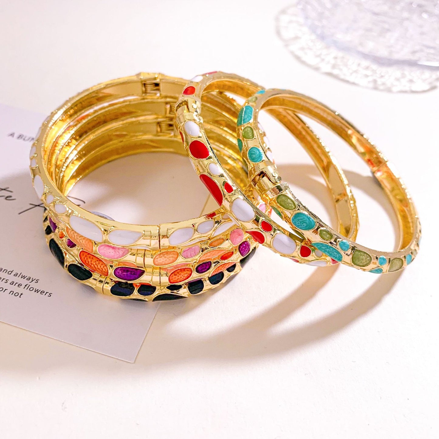 Bracciale in lega smaltato a pois alla moda con intarsio di strass