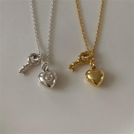Collar Colgante Minimalista de Corazón Llave en Plata de Ley 925 con Baño de Oro en Cadena Serpiente