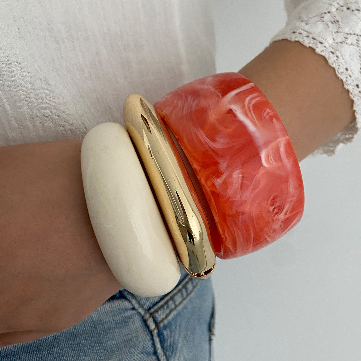 Bracciale rigido aperto a C geometrico oversize in lega con finitura placcata da donna