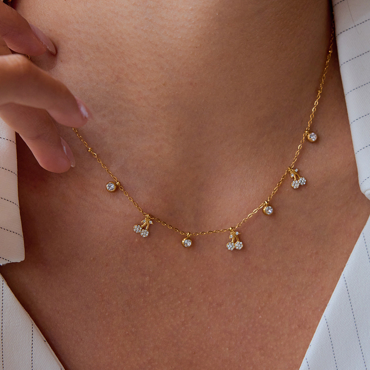 Collana Pendente da Donna in Acciaio Inox Geometria Lusso Minimalista con Ciliegia