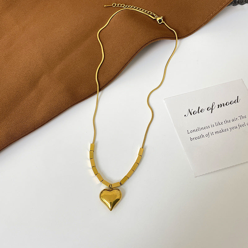 Collana girocollo con ciondolo a cuore geometrico minimalista per donna, in acciaio al titanio con catena a serpente
