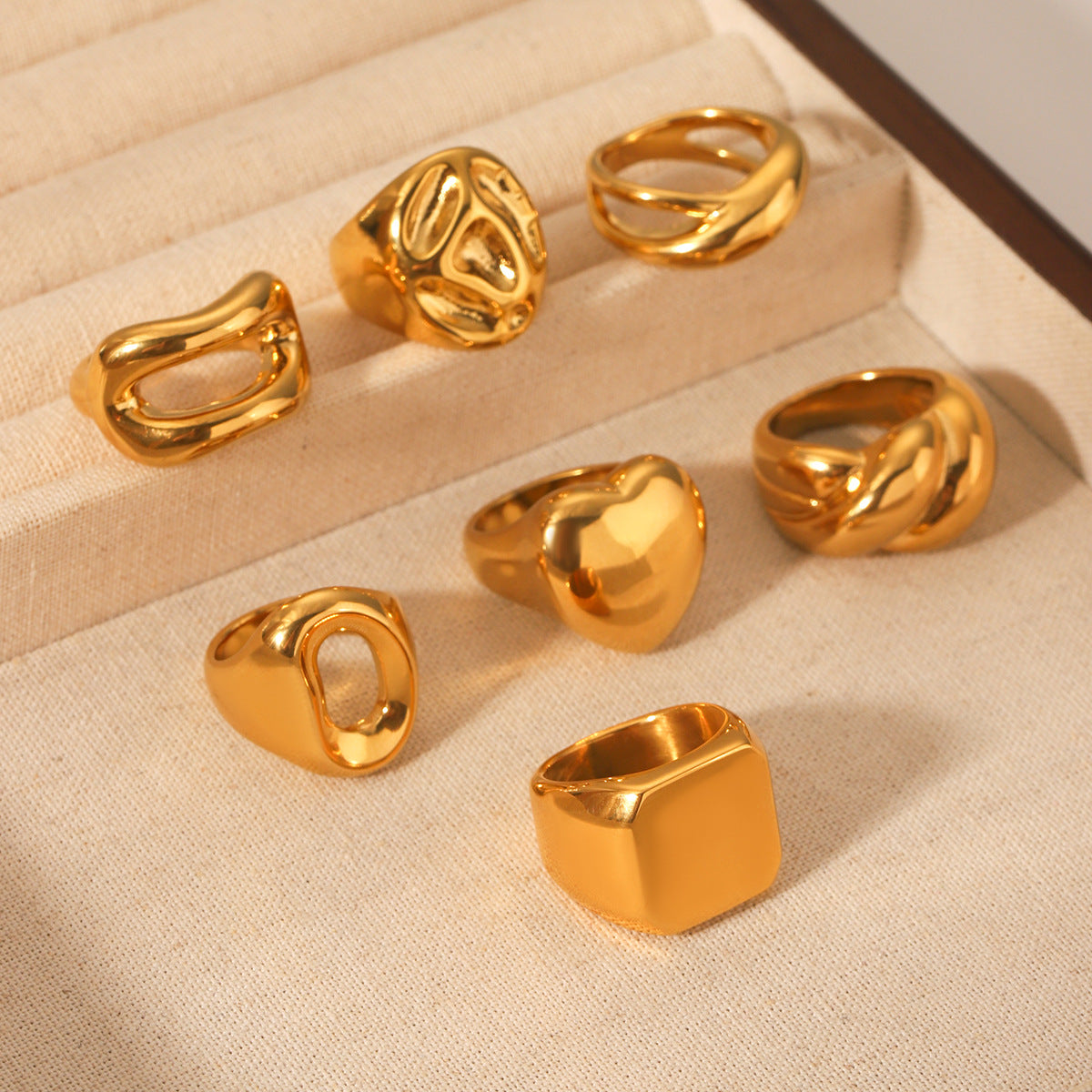 Anello in Acciaio Inossidabile Geometrico Minimalista Traforato da Donna con Forma a Cuore e Finitura Lucida