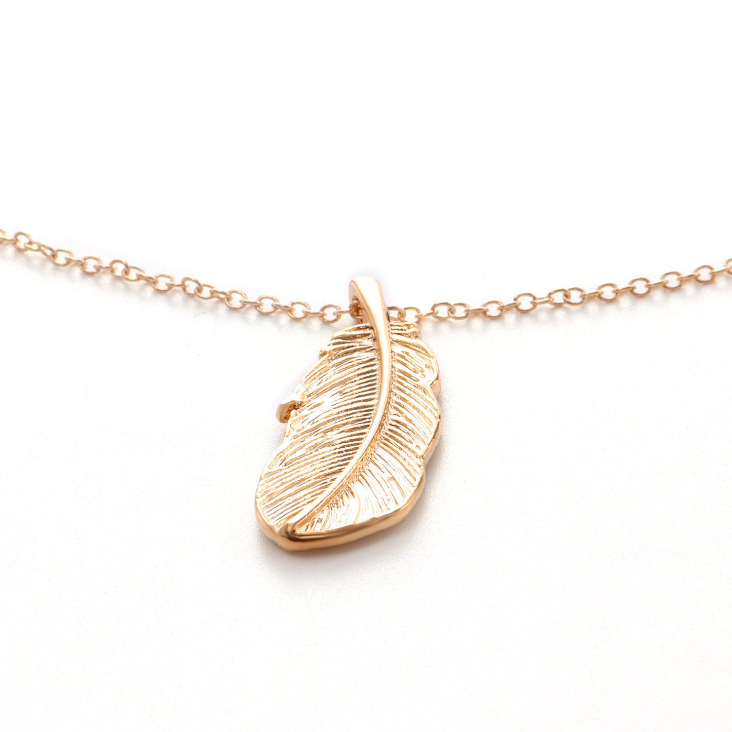 Collar minimalista con colgante de pluma de aleación para mujer con acabado chapado y cadena cruzada
