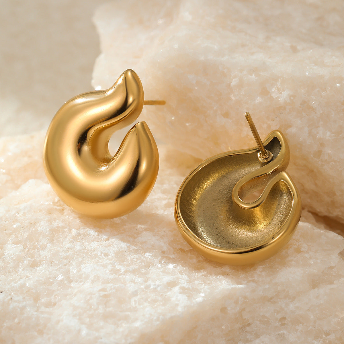 Orecchini a perno a forma di fiamma minimalisti in acciaio inossidabile placcato da donna