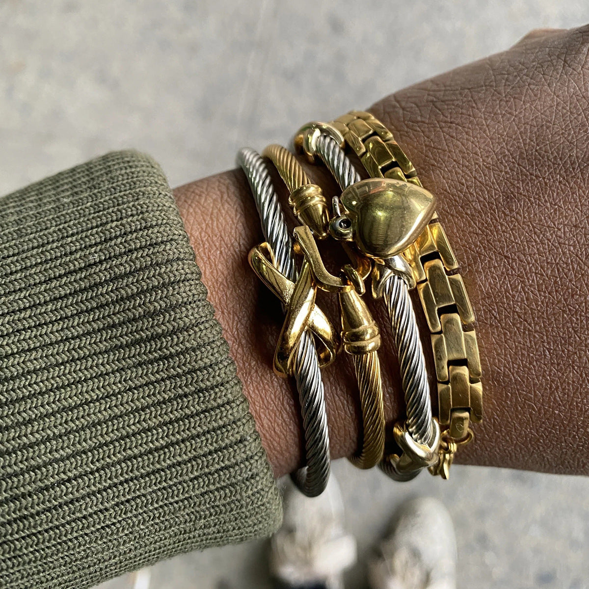 Pulsera de Corazón de Acero Inoxidable con Baño de Oro de 18K de Lujo Minimalista para Mujer