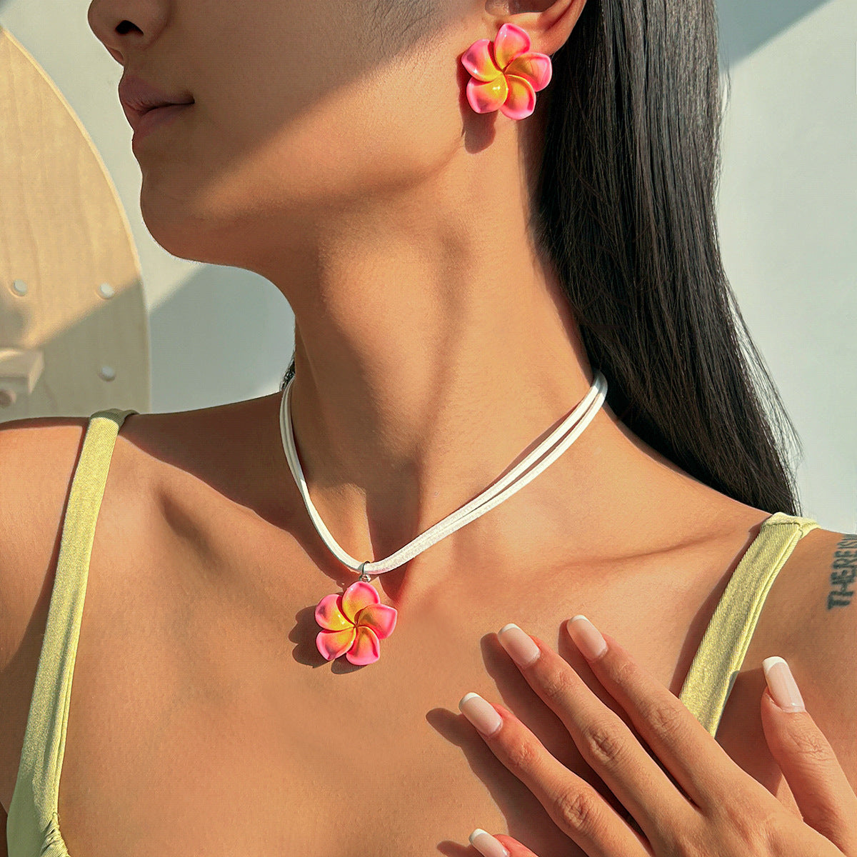 Collar con colgante floral minimalista para mujer con dije de pétalo acrílico y cadena de terciopelo coreano