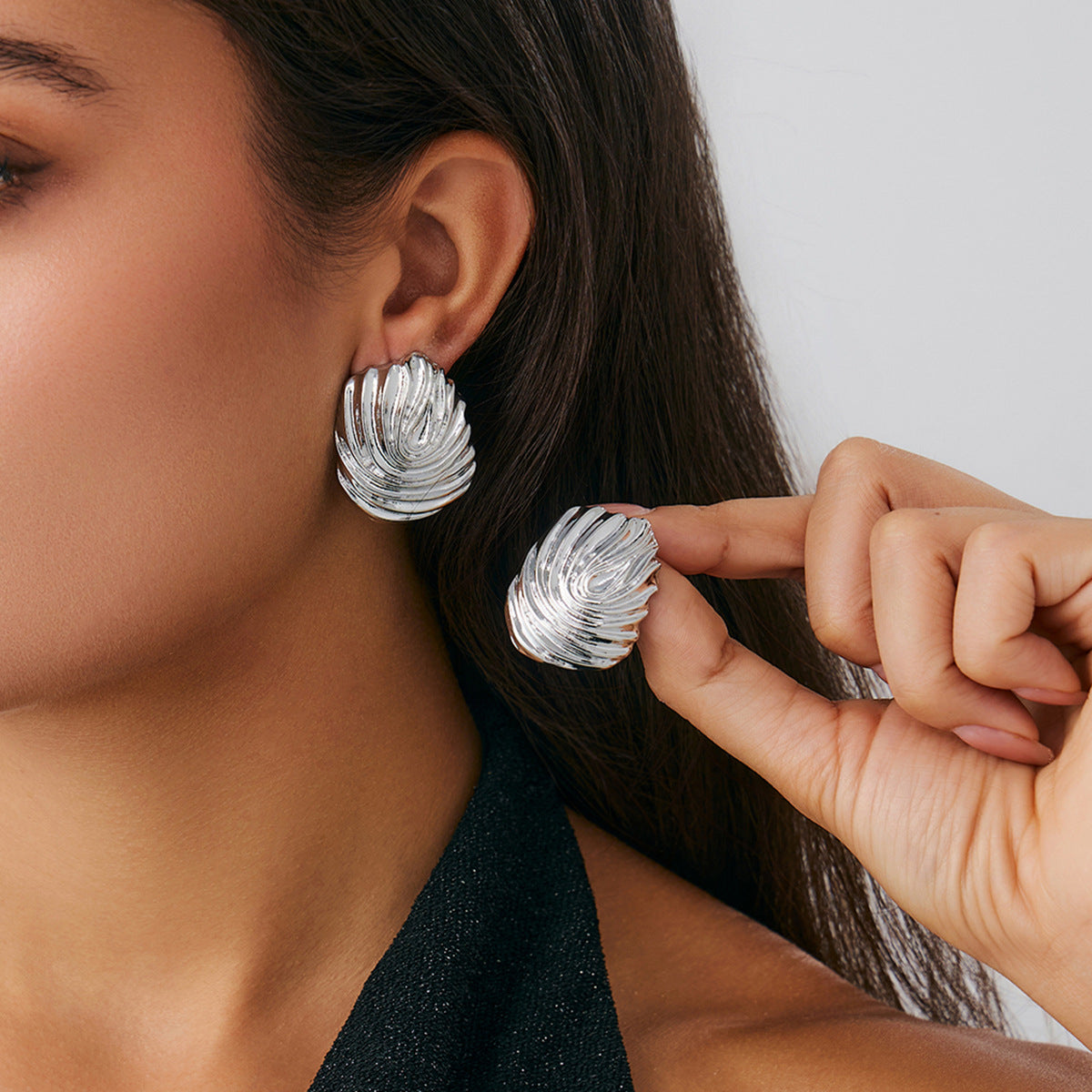 Pendientes de tachuela redondos, geométricos y minimalistas para mujer con superficie pulida y detalle floral trenzado