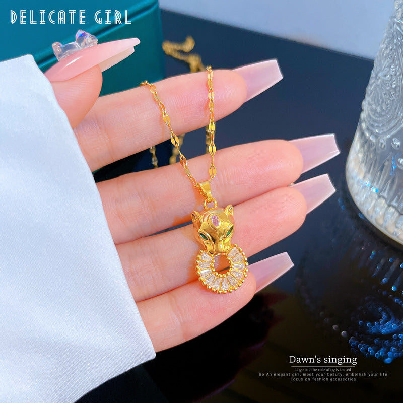 Collana con Pendente Minimalista a Testa di Leopardo in Acciaio al Titanio con Intarsio di Strass, Design Geometrico per Donna e Uomo