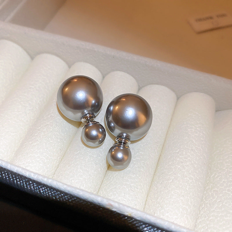 Elegantes pendientes florales de perlas con postes de plata chapados en oro para mujer