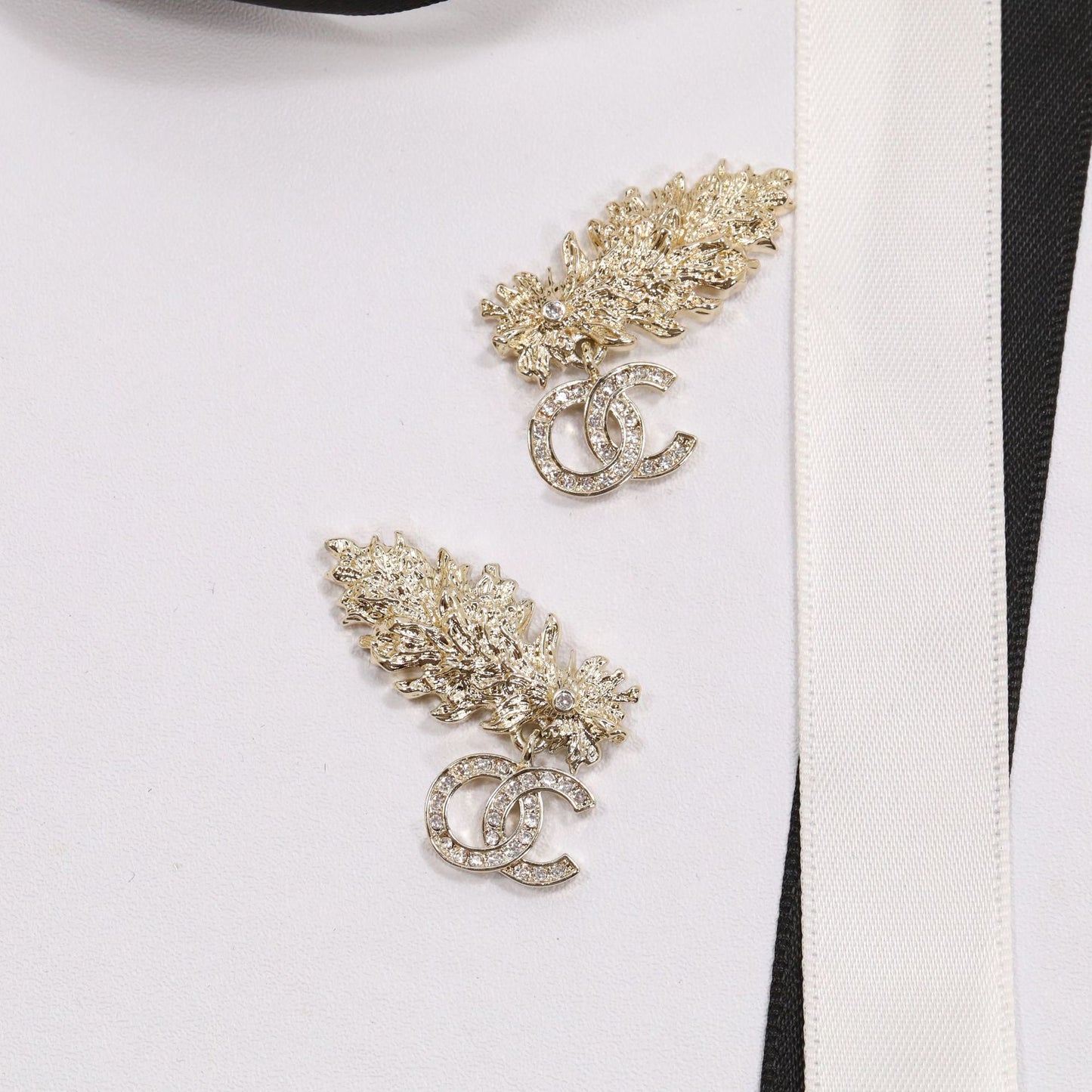 Orecchini da donna di lusso placcati oro in ottone con strass a forma di foglia unica