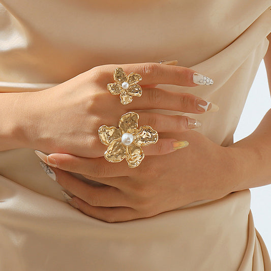 Anello in lega floreale dolce e audace con perla sintetica e finitura placcata da donna