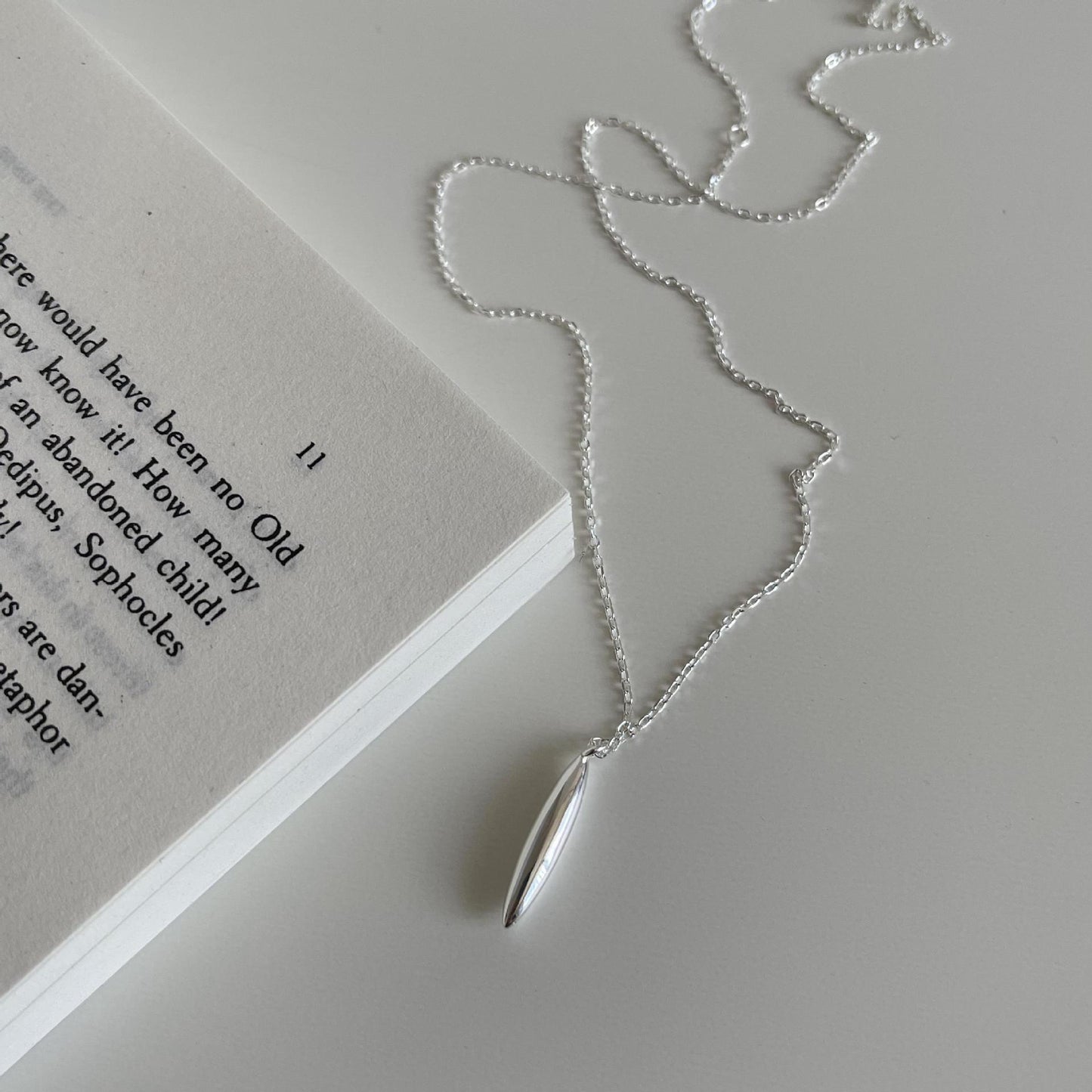 Collana Pendente Minimalista in Stile Naturale con Doppia Punta in Argento Sterling 925 Placcato Oro e Accento di Perla su Catena di Perline