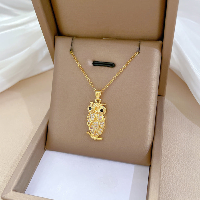 Collana con ciondolo a forma di gufo di lusso per uomo e donna con intarsio completo di strass, catena in acciaio al titanio, design geometrico, elegante gioiello per la clavicola