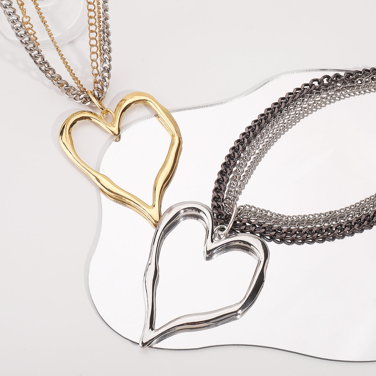 Collar de estilo punk con colgante de aleación con forma de corazón extragrande y acabado chapado para mujer