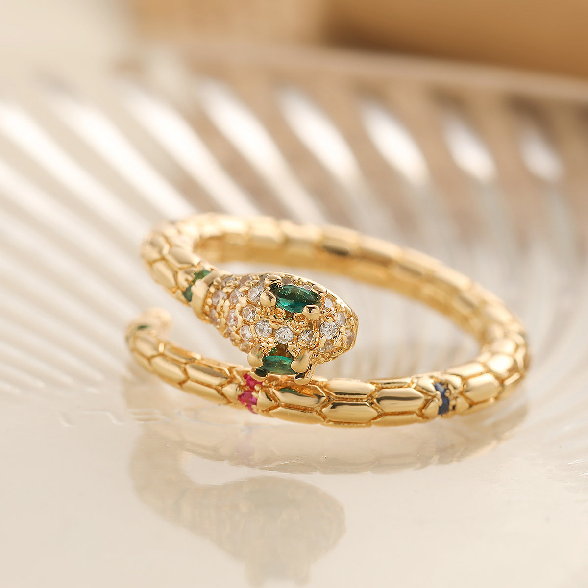 Anillo de cobre minimalista con forma de serpiente geométrica, chapado en oro de 18 quilates e incrustaciones de circonita para mujer