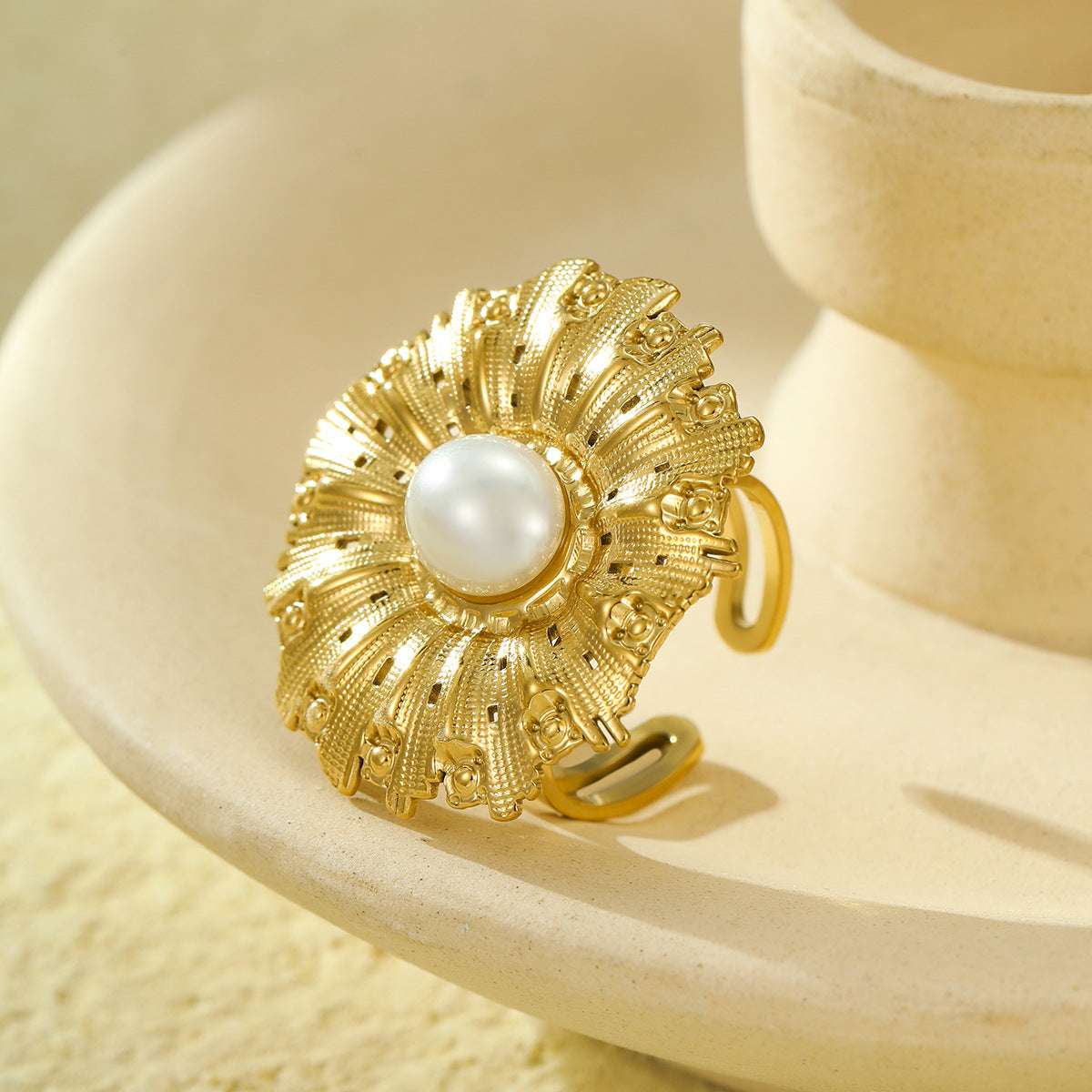 Anillo de acero de titanio con incrustaciones de perlas y textura floral geométrica irregular para mujer con acabado chapado