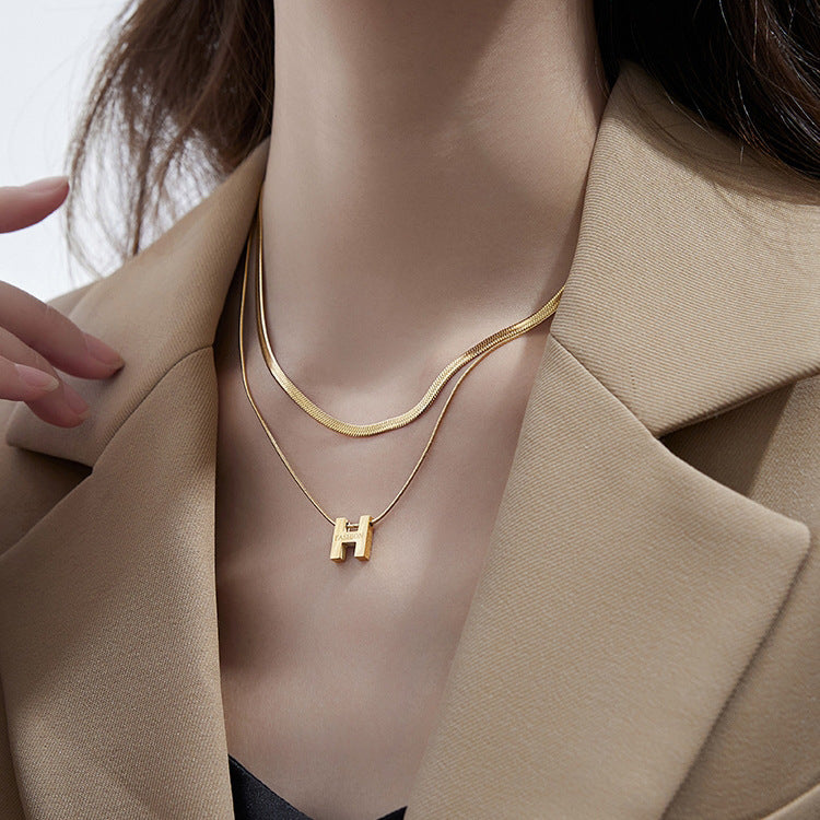 Collar minimalista de acero de titanio con colgante de letra H y acabado chapado en cadena de serpiente para mujer y hombre