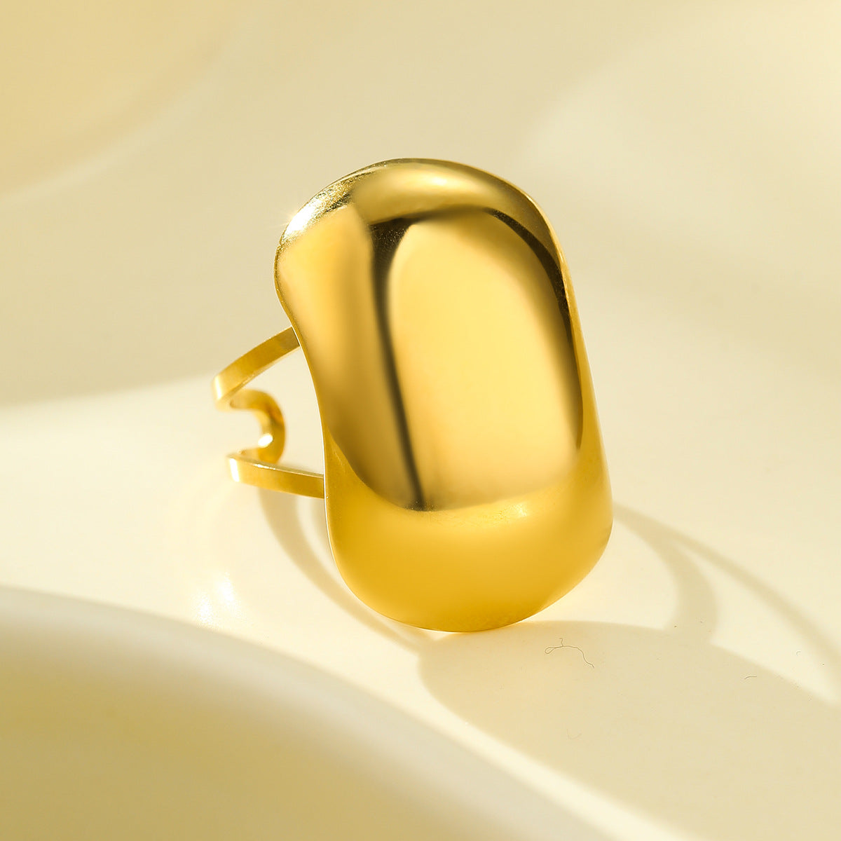 Anillo de titanio de acero inoxidable geométrico con baño de oro de 18 quilates, superficie lisa y textura hueca, estilo elegante para mujer de oficina