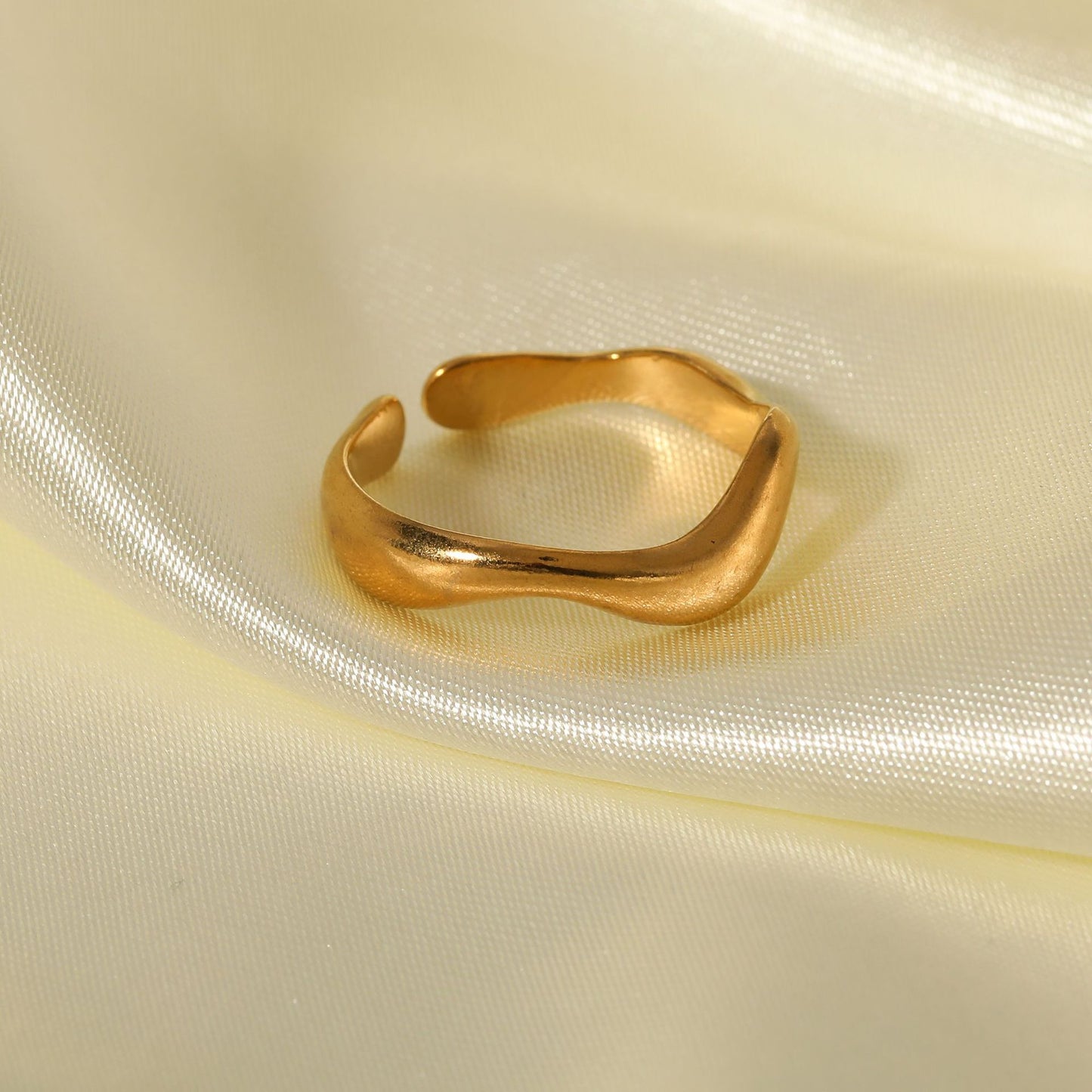 Anello Aperto da Donna Minimalista in Acciaio al Titanio a Forma di Onda con Placcatura Sottovuoto in Oro 18K e Design Geometrico