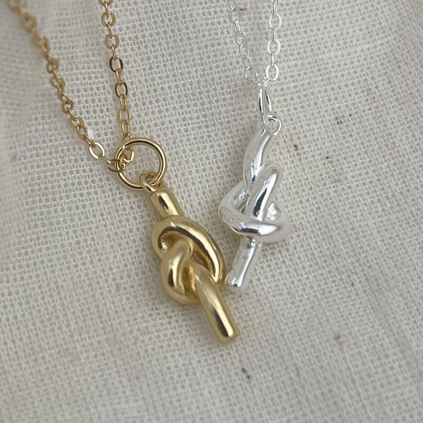 Collar Minimalista Nudo Coreano en Plata de Ley 925 con Colgante Geométrico