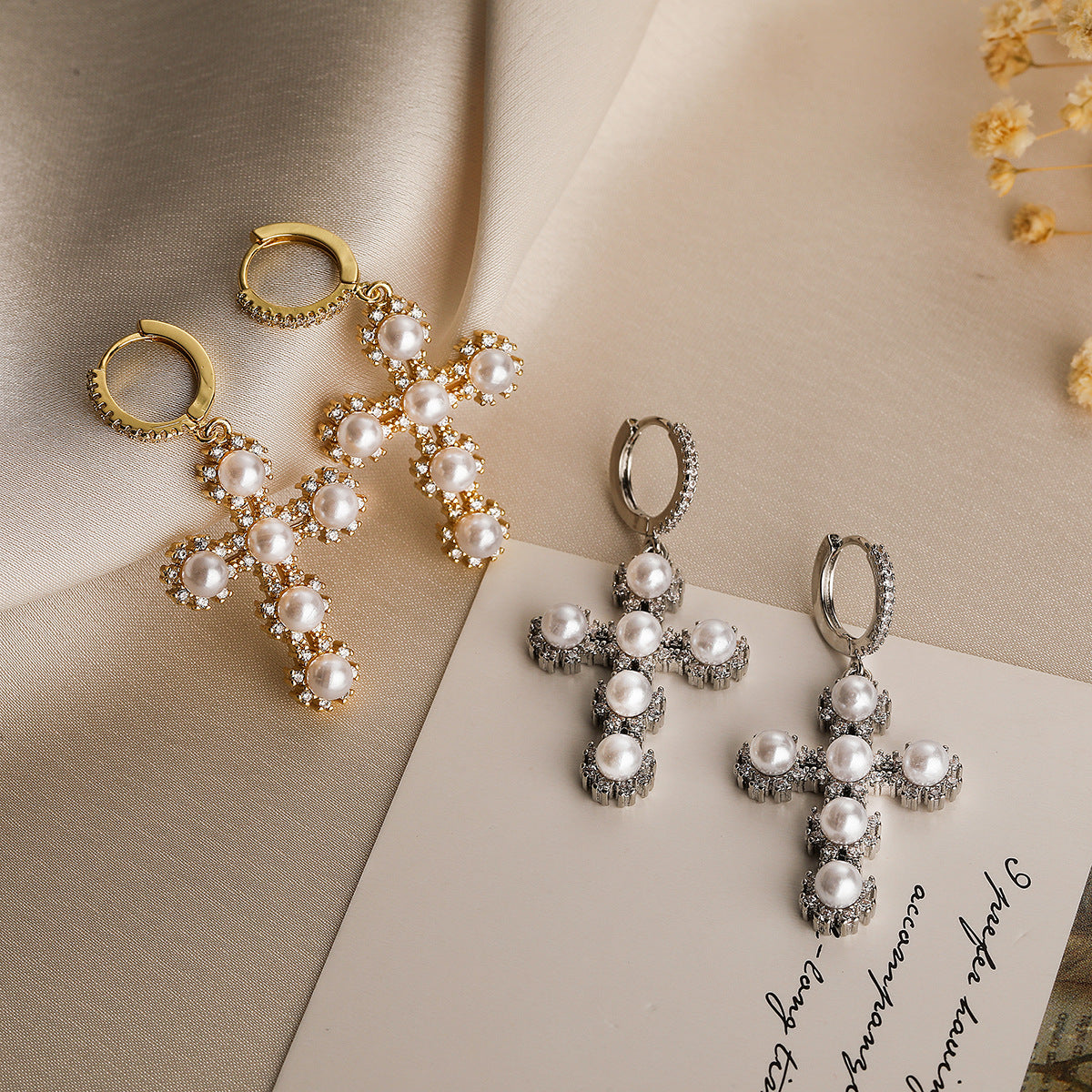Orecchini da donna minimalisti a forma di croce in rame con placcatura in oro autentico e zirconi