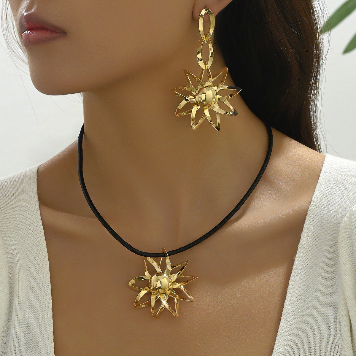 Collana con ciondolo e orecchini a girasole minimalisti da donna, set di gioielli placcati in lega con motivo floreale