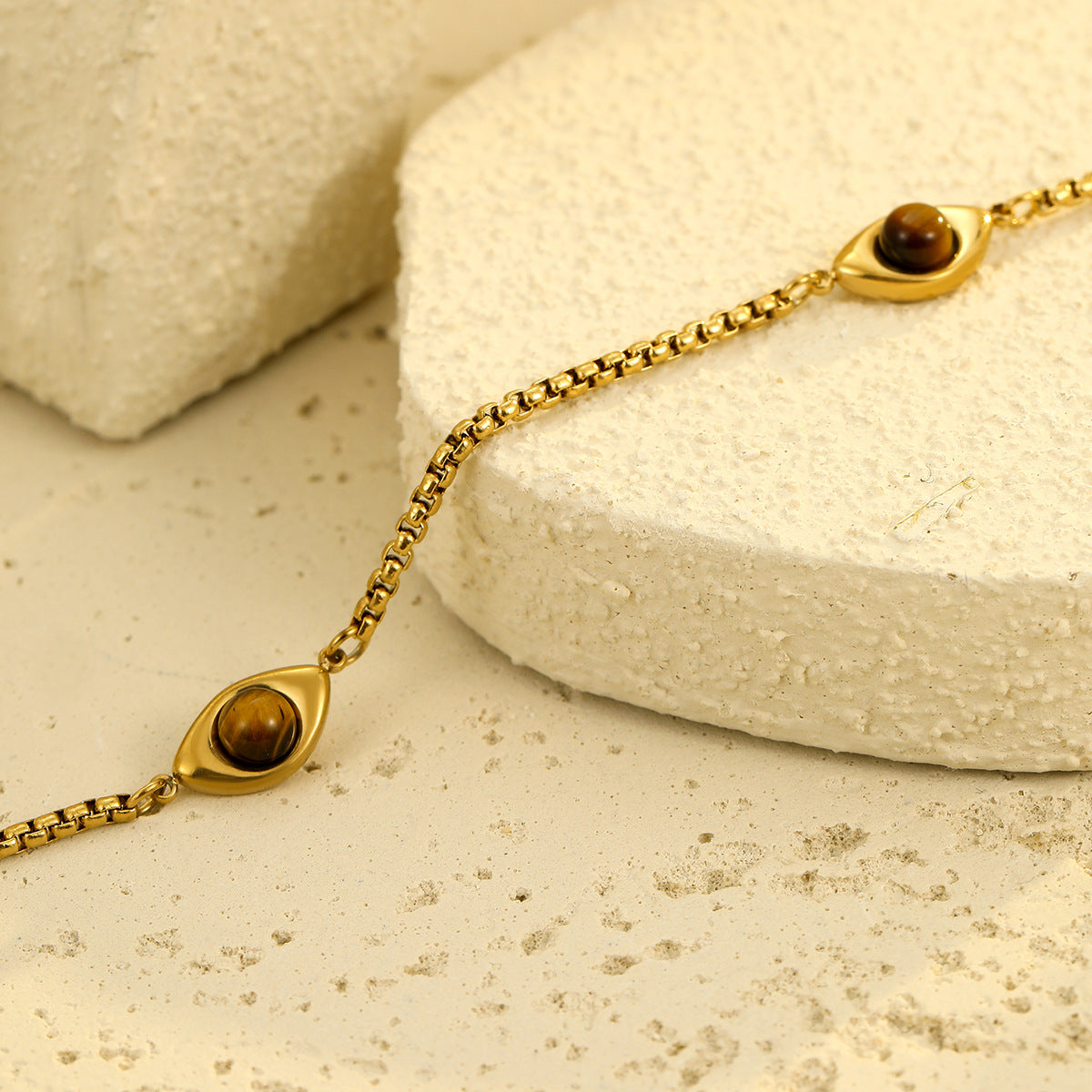 Collar con colgante minimalista de ojo de tigre en acero inoxidable con acabado chapado para mujer