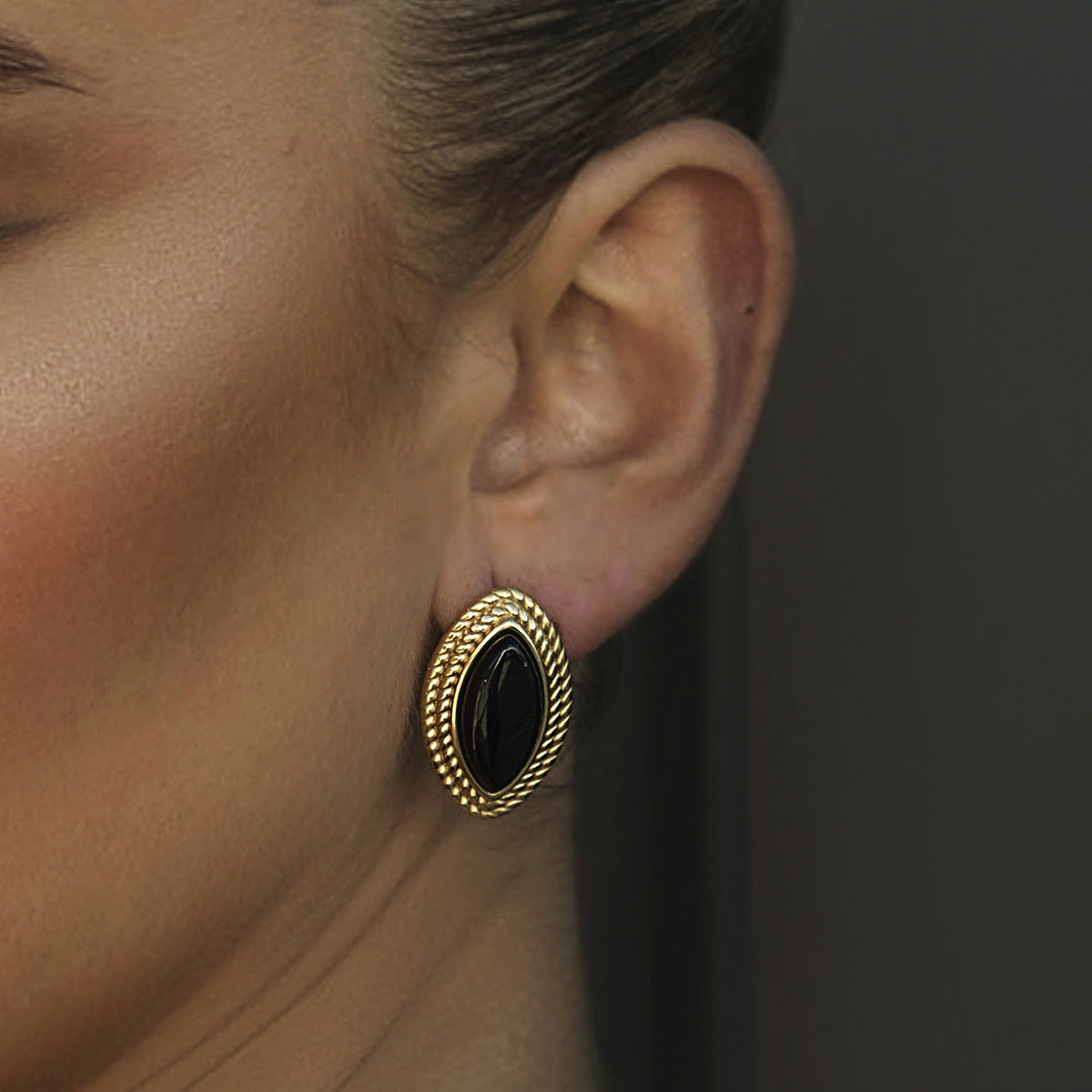 Orecchini a perno geometrici minimalistici in agata nera in acciaio inossidabile con placcatura in oro PVD sottovuoto per donna
