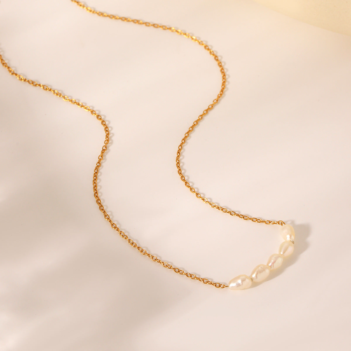 Collana con ciondolo minimalista geometrico con perle d'acqua dolce in acciaio inossidabile placcato oro 18 carati da donna