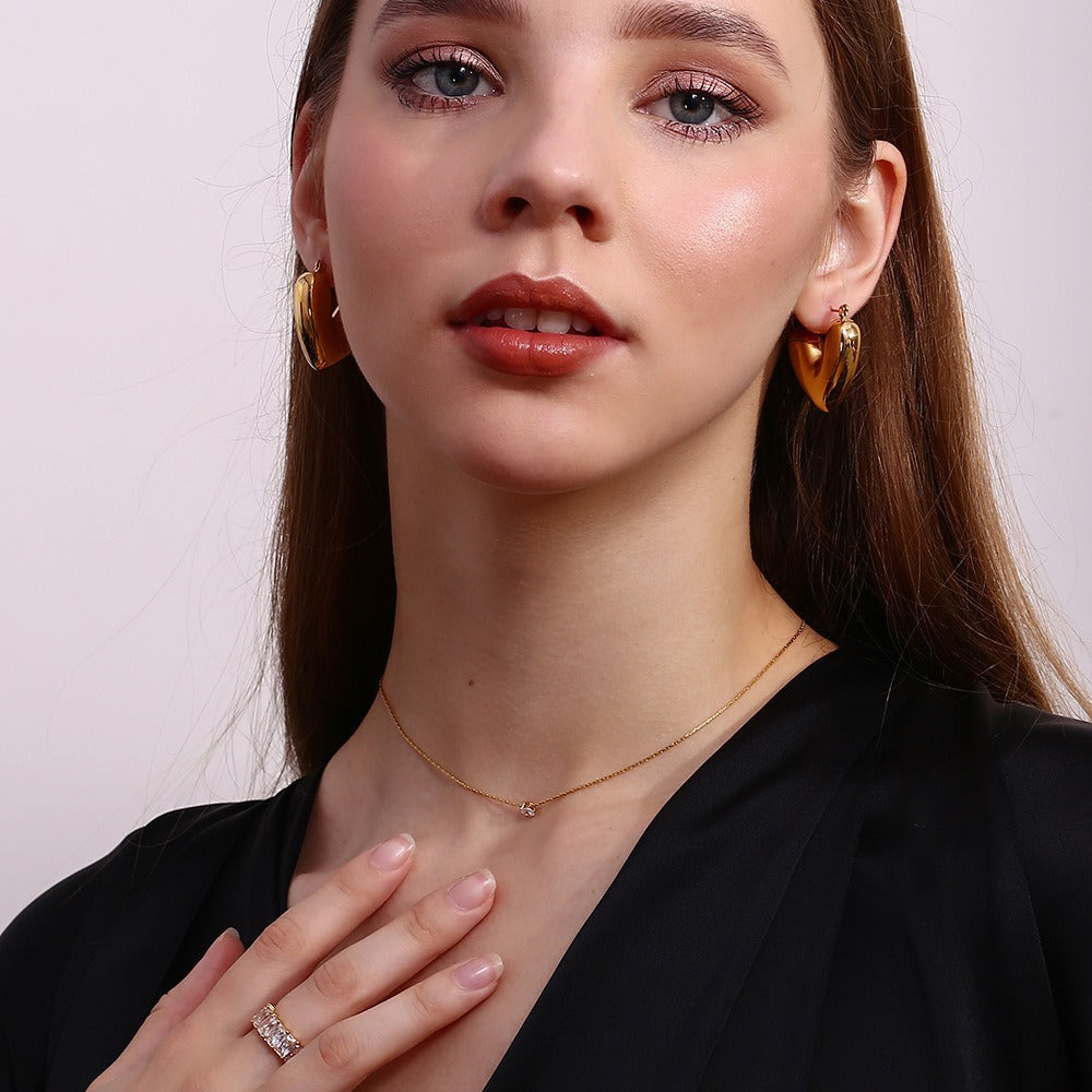 Collana con Pendente Geometrico Minimalista da Donna in Acciaio Inox con Placcatura in Oro 18K e Mini Zirconia su Catena Sottile Intrecciata