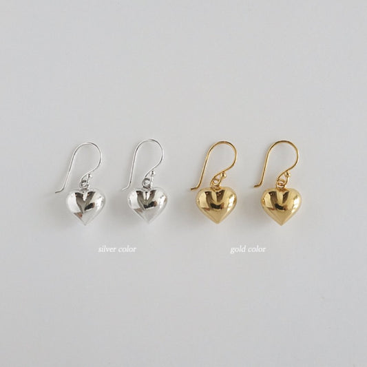 Orecchini minimalisti a forma di cuore in argento sterling 925 con finitura placcata, dettaglio bordo geometrico, gioielli versatili per tutti i giorni