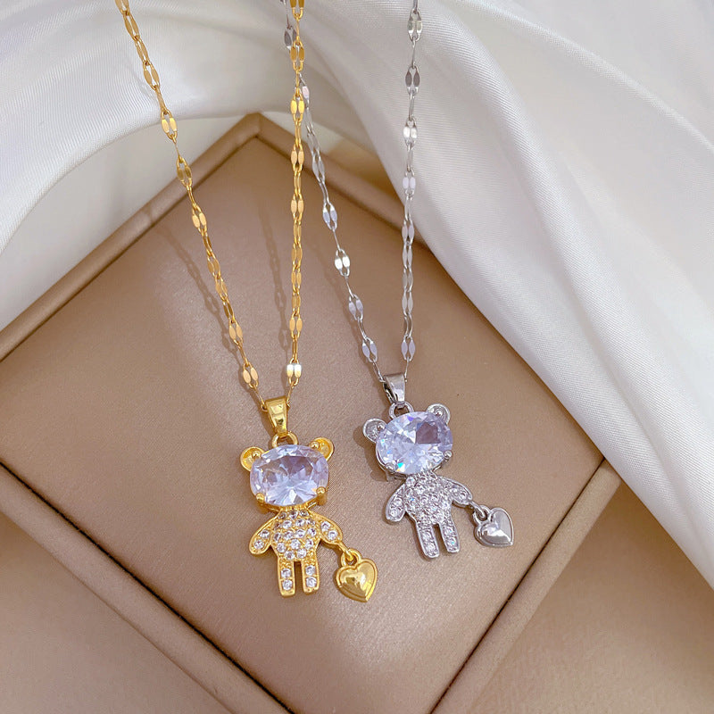 Collana in acciaio al titanio a forma di cuore stile cartone animato con intarsio di strass e grazioso ciondolo a orsetto per donna