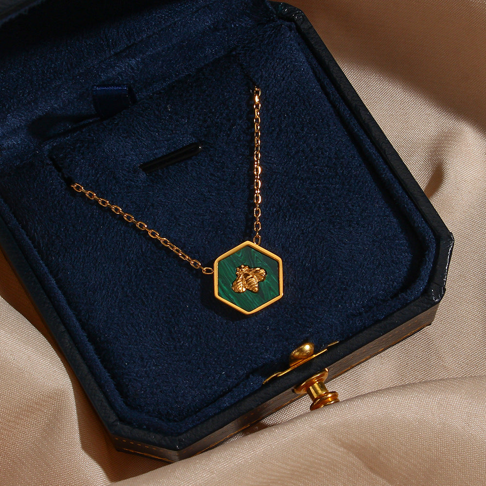 Collana con pendente a forma di ape geometrica alla moda in acciaio inossidabile con finitura placcata da donna