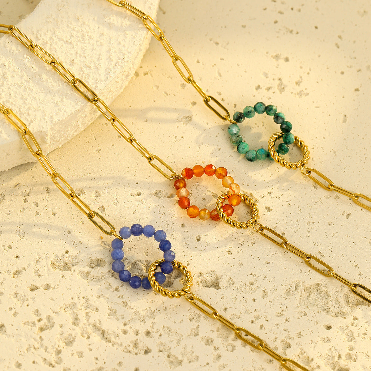 Bracciale circolare intrecciato da donna in stile vintage, realizzato in acciaio inossidabile con finitura placcata e dettagli in pietra naturale