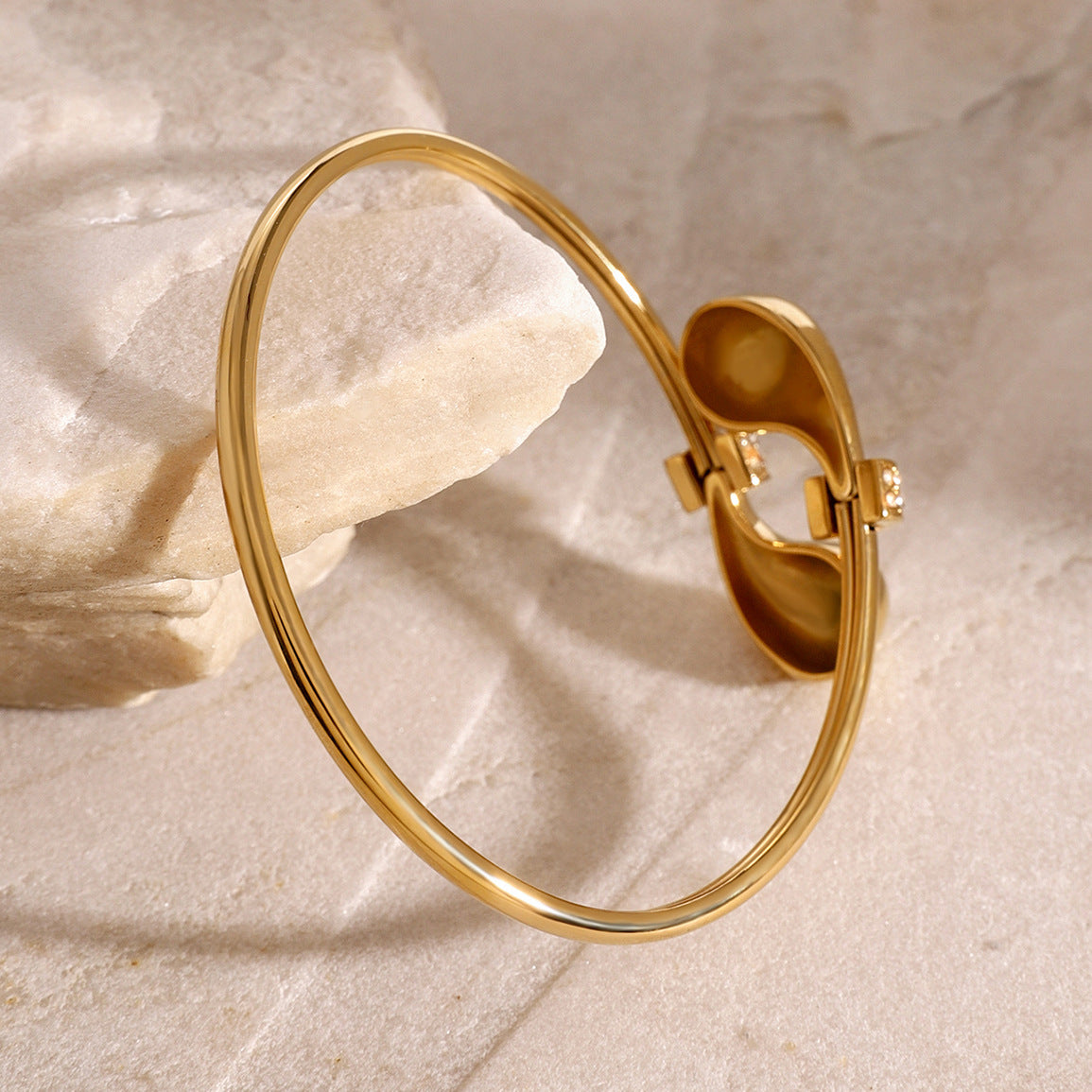 Elegante bracciale da donna placcato in acciaio inossidabile a forma di goccia con intarsi di strass
