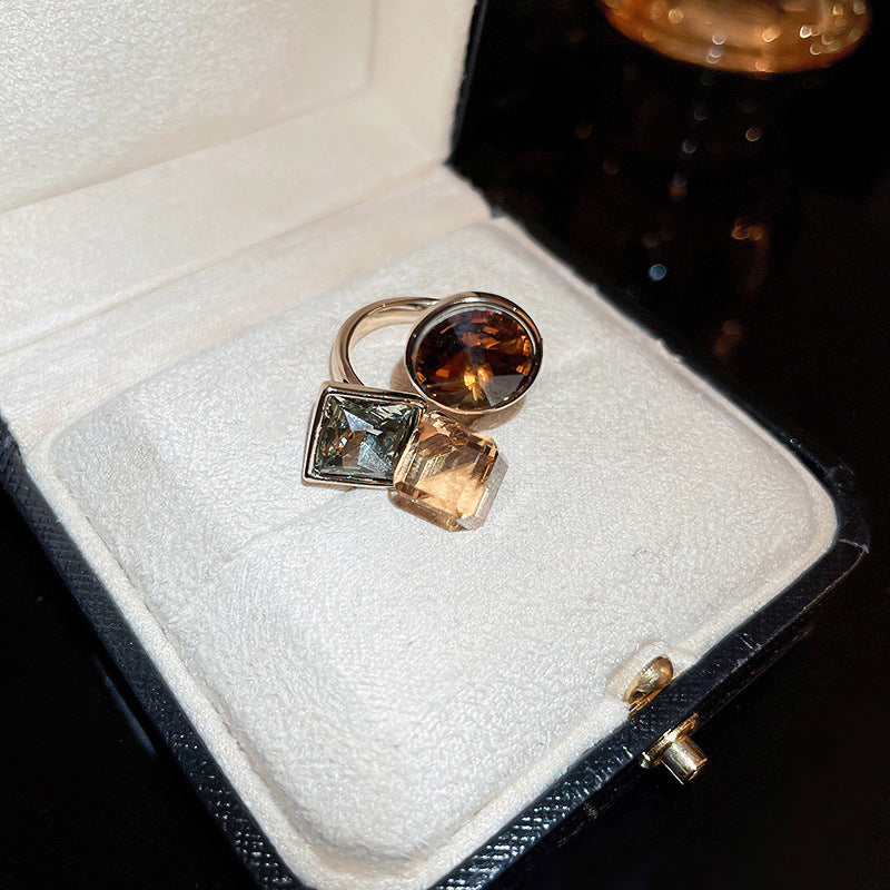 Anello da donna aperto a rombo a forma di fiore di iris in rame con intarsio di zirconi, ispirato al vintage