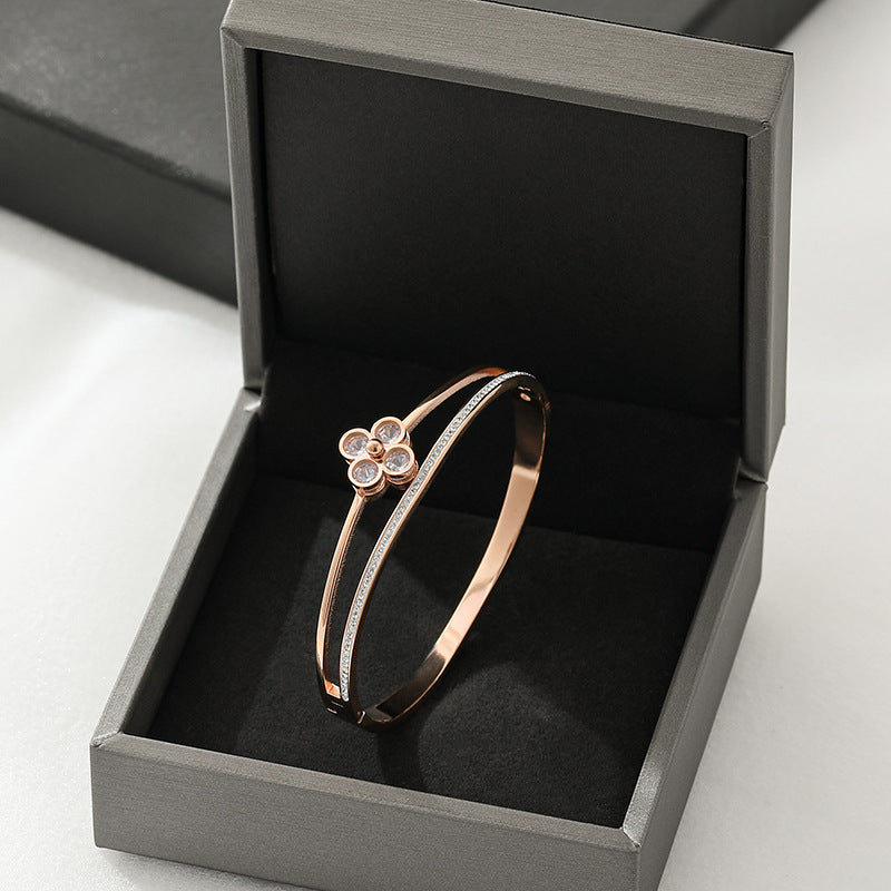 Fashion Minimalist Four-Leaf Clover Titanium Steel Bracelet for Women with Rose Gold Plating