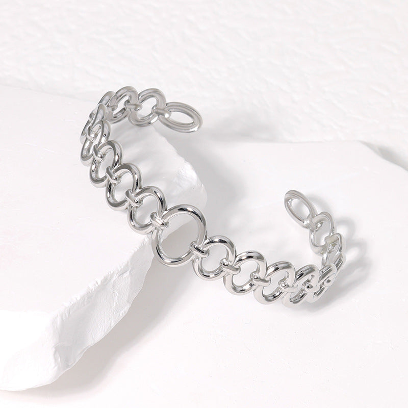 Pulsera minimalista geométrica de titanio y acero para mujer con acabado galvanizado y diseño de brazalete abierto