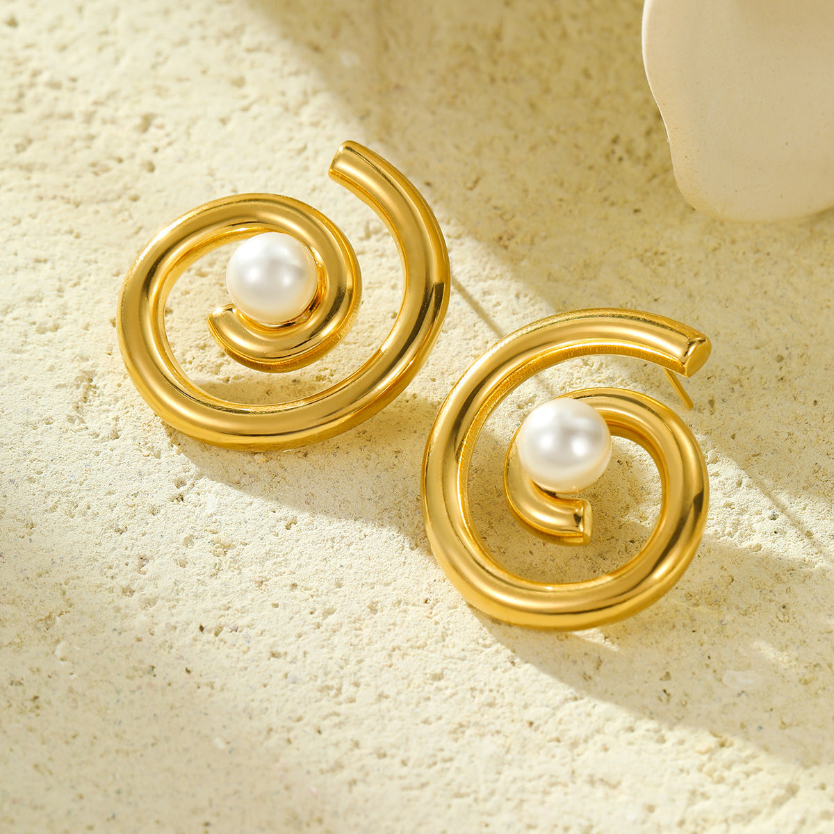 Pendientes de titanio con forma espiral de estilo vintage, chapados en oro de 18 quilates e incrustaciones de perlas para mujer