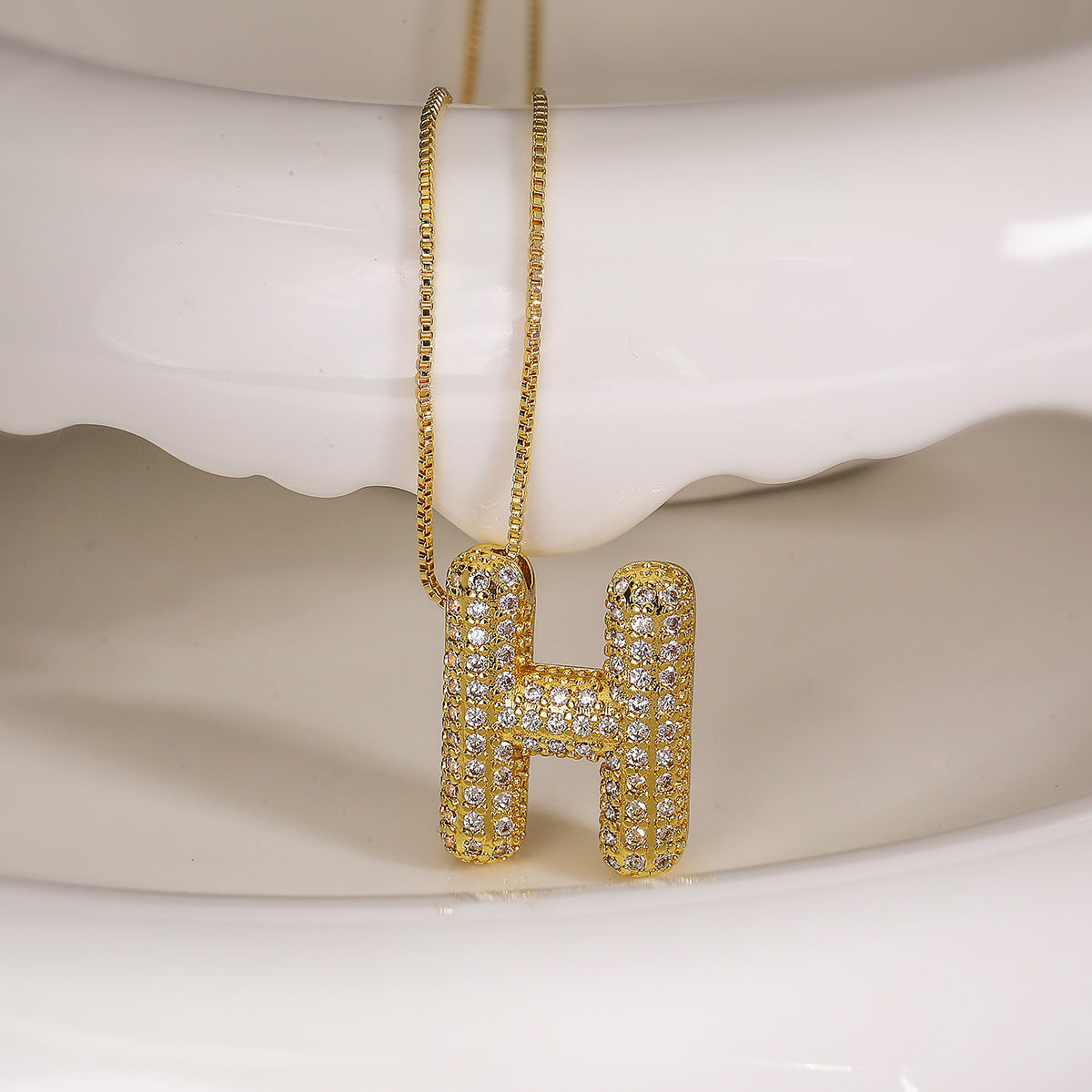 Collana con ciondolo a lettera geometrica minimalista da donna con intarsio in zircone in rame