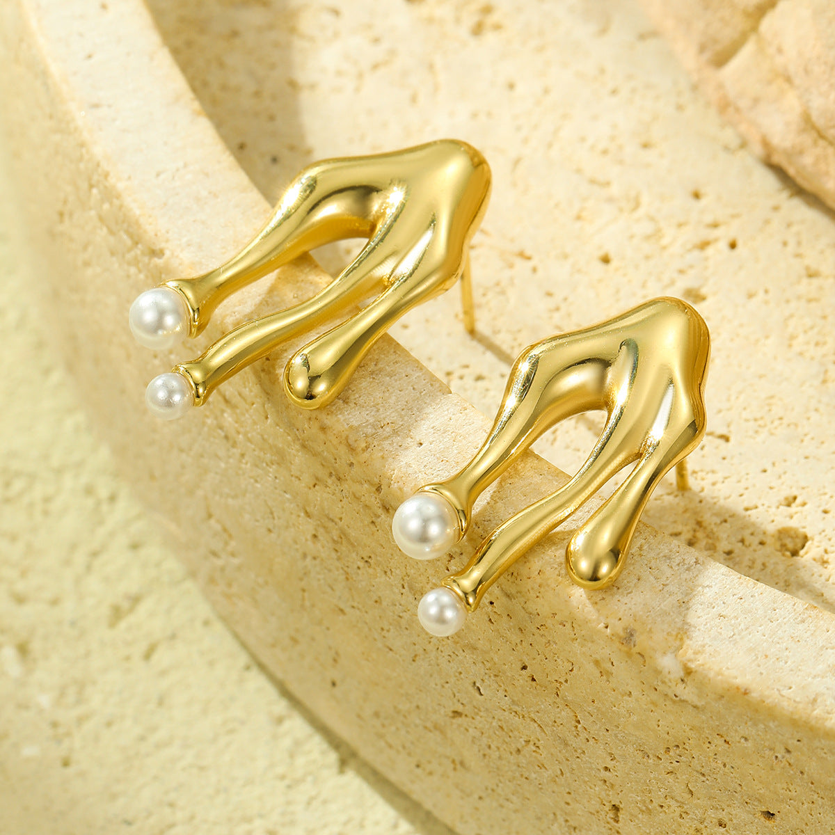 Pendientes minimalistas de titanio con forma de gota de agua, incrustaciones de perlas y acabado galvanizado para mujer