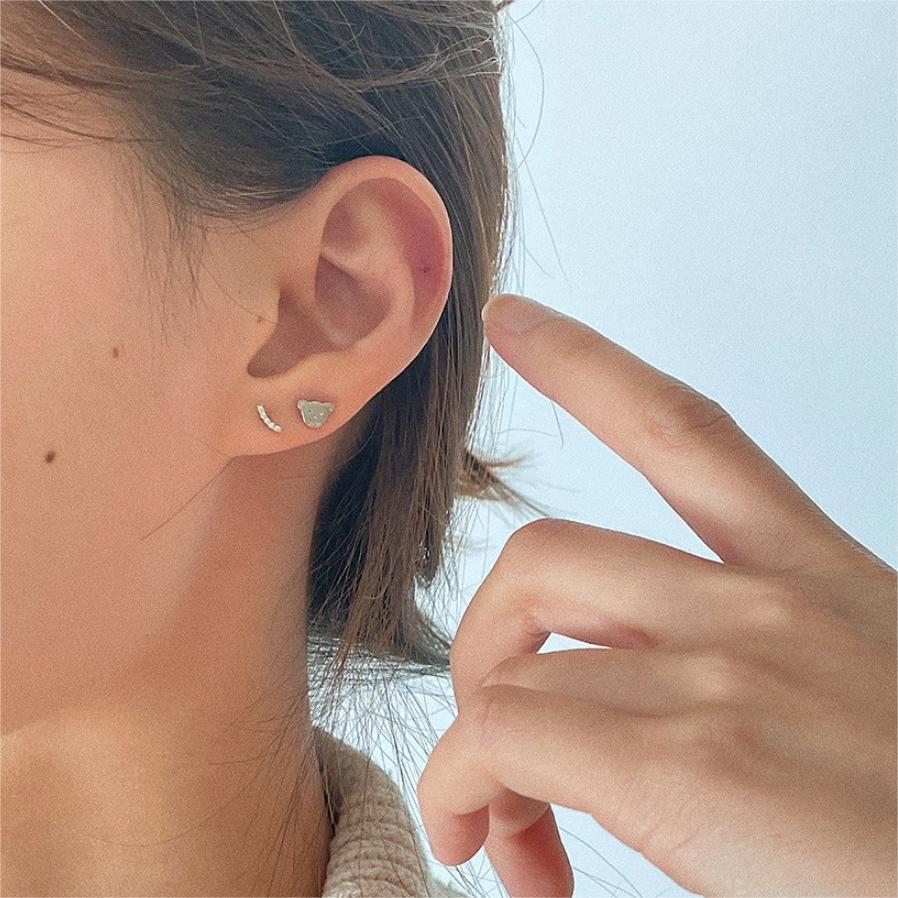 Pendientes de rosca minimalistas con forma de oso de plata de ley 925 para mujer con detalle geométrico