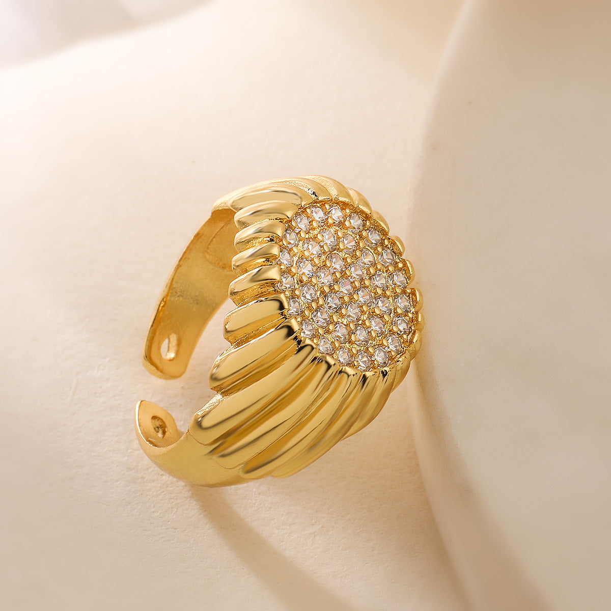 Anello Minimalista Geometrico Regolabile in Rame con Placcatura in Oro 18K e Accenti di Zirconi per Donna