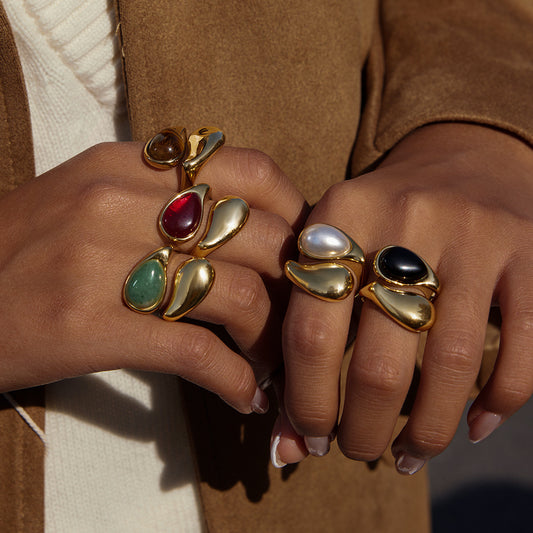 Anillo geométrico de acero inoxidable con chapado de oro PVD al vacío para mujer. Accesorio de moda de lujo minimalista.
