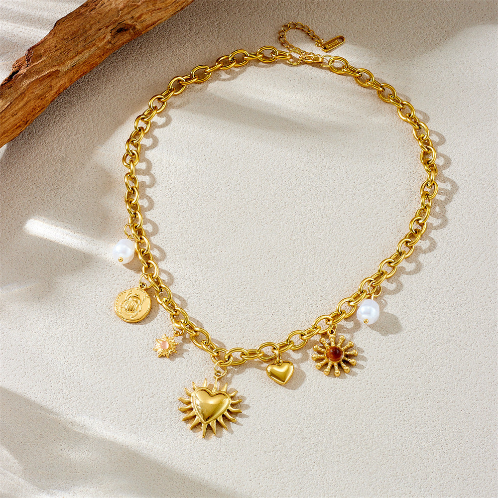 Collana vintage con ciondolo a forma di sole e cuore con motivi di perle e insetti in acciaio inossidabile placcato oro su catena a maglie ovali