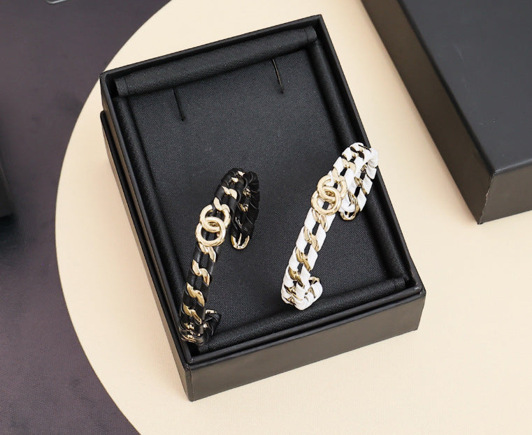 Collar de latón bañado en oro con letras esmaltadas de lujo para mujer