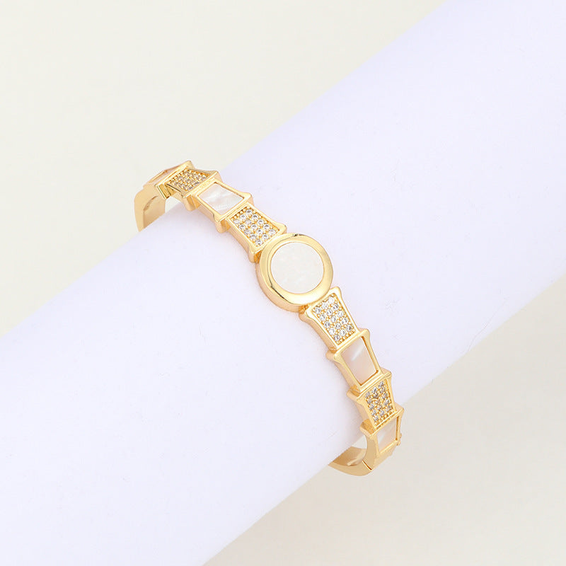 Bracciale rigido minimalista in bambù in acciaio al titanio placcato oro con intarsio in abalone bianco e zirconi