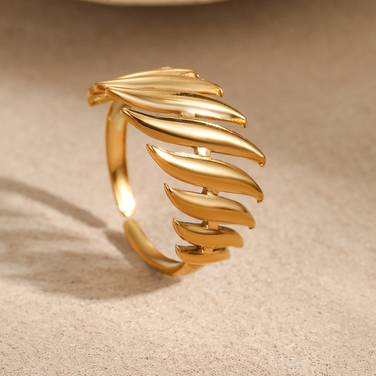 Anillo minimalista de acero de titanio con forma de hoja y chapado en oro de 18 quilates para mujer