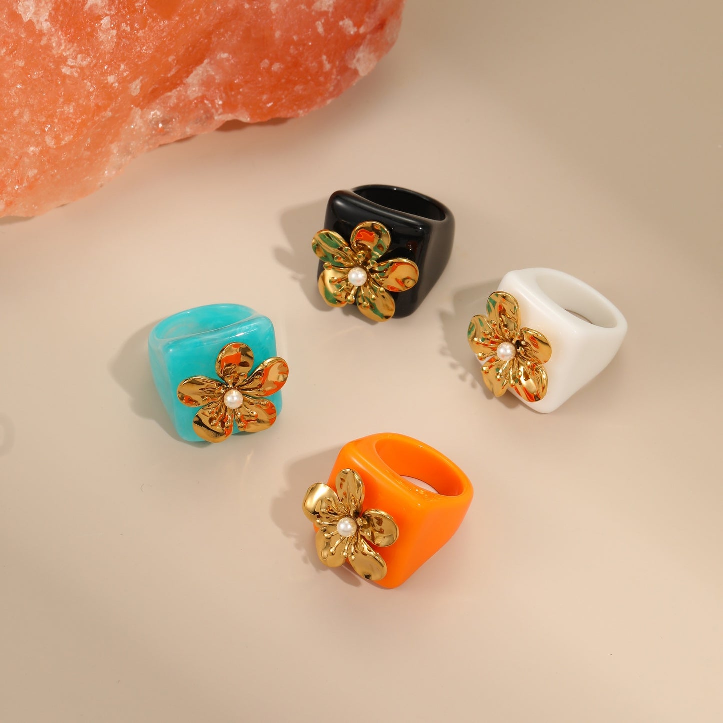 Anillo de lujo de resina floral y perlas en acero inoxidable con diseño geométrico y acabado chapado para mujer