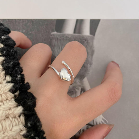 Anello minimalista a forma di cuore da donna in argento sterling 925, dal design dalle linee pulite e dettaglio bordo geometrico